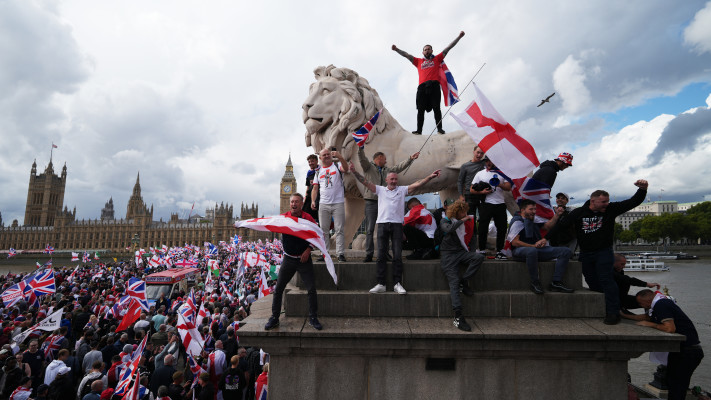 \'\'העם הבריטי מתעורר\'\'. מחאה בבריטניה נגד ההגירה