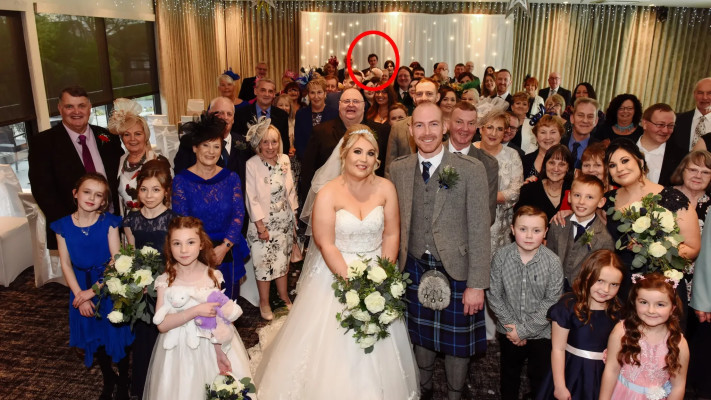 האדם האלמוני בחתונה של מישל וג׳ון