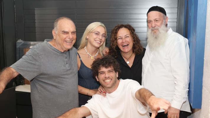 איחוד משפחתי מלא - שולי, צופית, דניאל, רומי ואברהם (צילום: אור גפן)