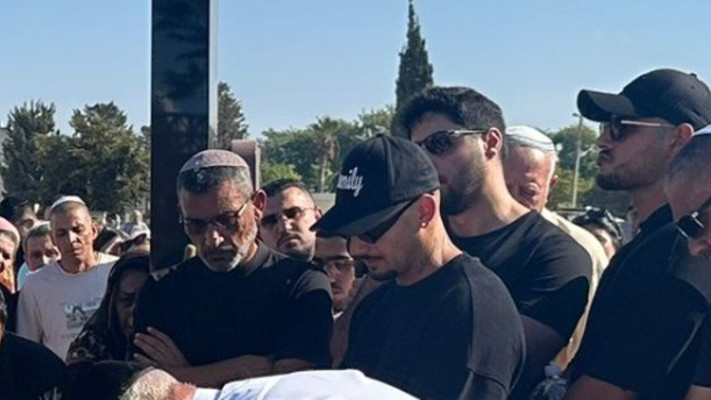 ארז איסקוב מלווה את סבתו בדרכה האחרונה (צילום: בתיה גלעדי)