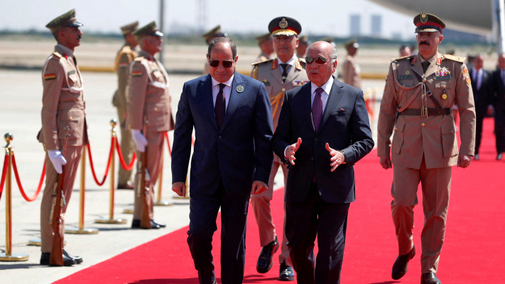 שר החוץ של עיראק, פואד חוסיין, צועד לצד נשיא מצרים עבד אל־פתאח א־סיסי