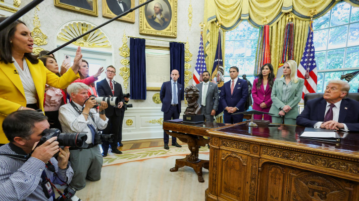 דונלד טראמפ במסיבת עיתונאים בחדר הסגלגל