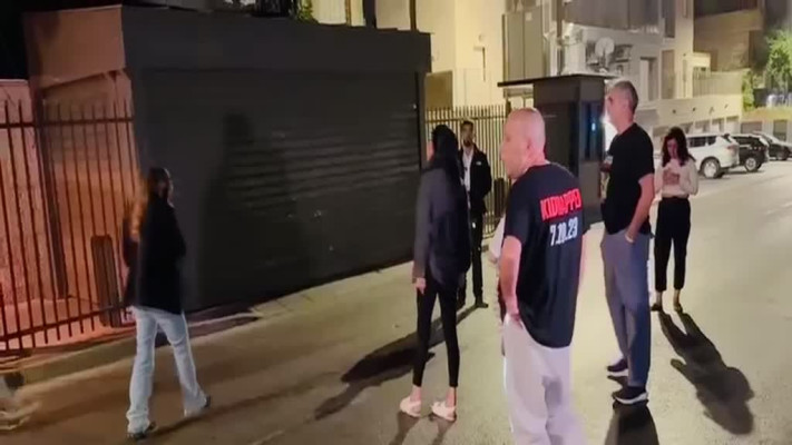 עינב צנגאוקר מחוץ למעון ראש הממשלה