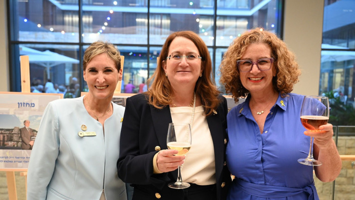 איריס כהן, דנה עזריאלי, חגית משעולי מנכ''לית פאלאס להבים (צילום: מורג ביטן)