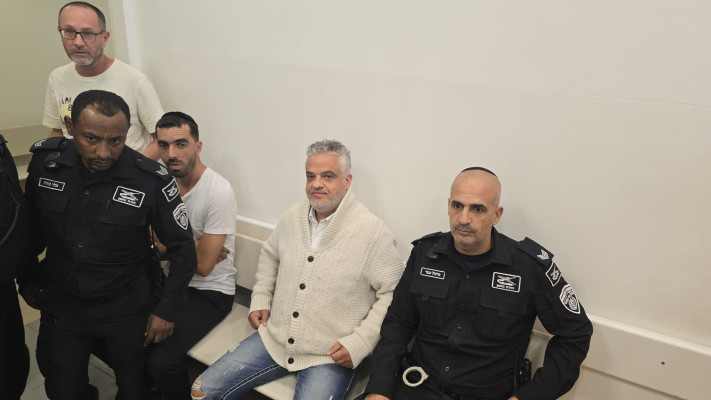 החשוד המרכזי בפרשת מאי גולן, עו''ד גבאי ולצידו החשוד מנחם (צילום: אלון חכמון)