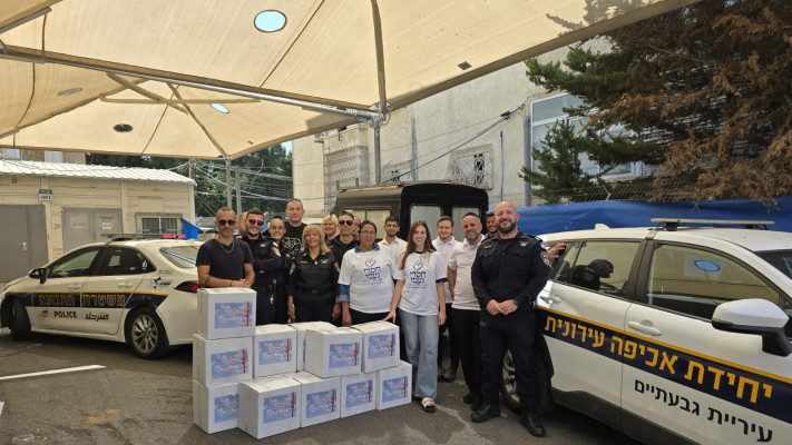 שוטרי גבעתיים ועמותת חסדי נעמי למען ניצולי שואה 