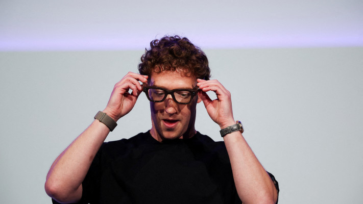 מארק צוקרברג מציג בכנס של מטא