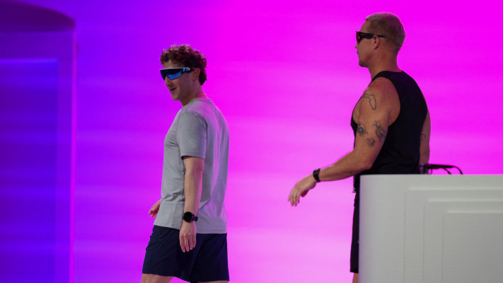 מארק צוקרברג עוזב את הבמה בכנס של מטא, תוך לבישת המשקפיים