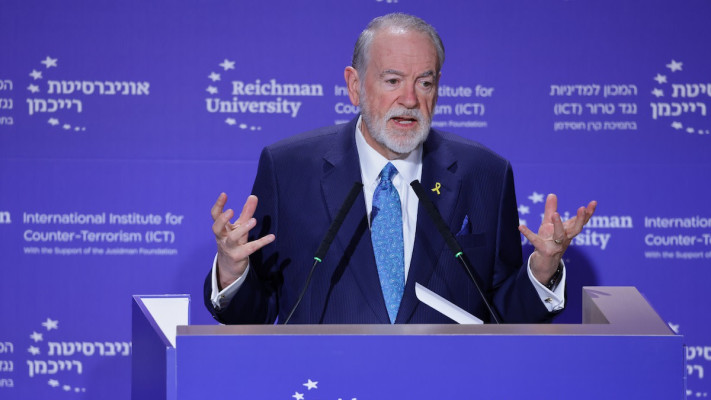 מייק האקבי בכנס למלחמה בטרור באוניברסיטת רייכמן