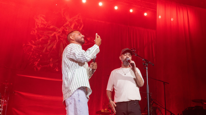 עמיר בניון מארח את איתי לוי באמפי קיסריה