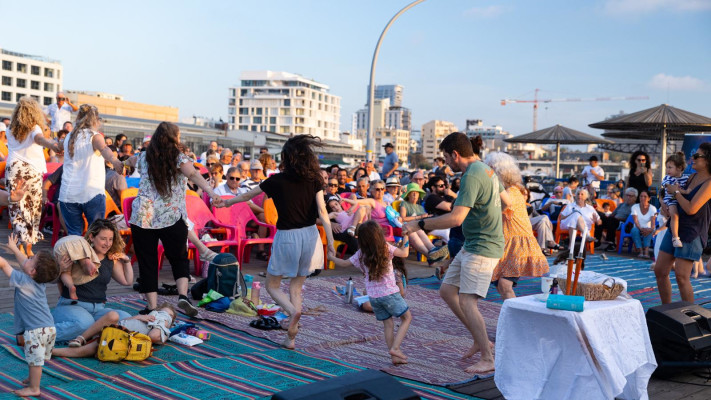 שמח על רחבת הדק של נמל תל אביב