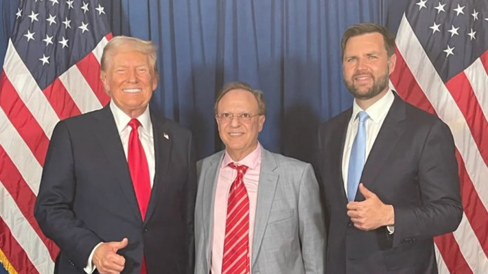 בשארה בחבח (באמצע) לצד נשיא ארצות הברית דונלד טראמפ וסגנו ג'יי.די. ואנס