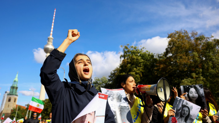 איראנים בגרמניה מציינים שנתיים למעצר ורצח מהסא אמיני, לונדון 2024