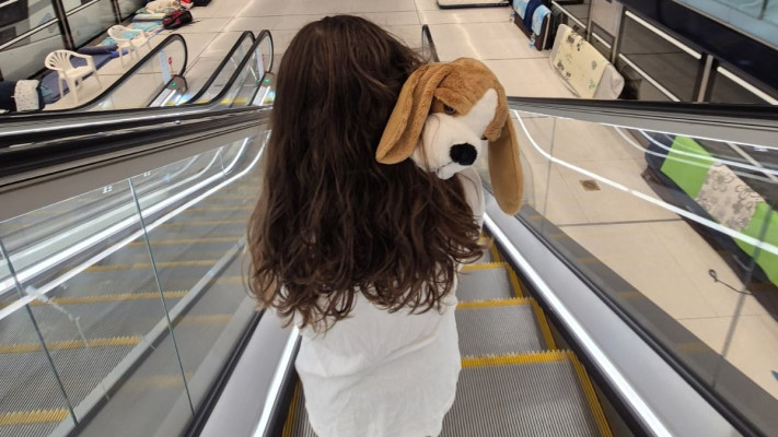 חיבוקי בתחנת הרכבת הקלה בתל אביב