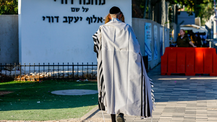 חרדי בדרכו ללשכת הגיוס תל השומר