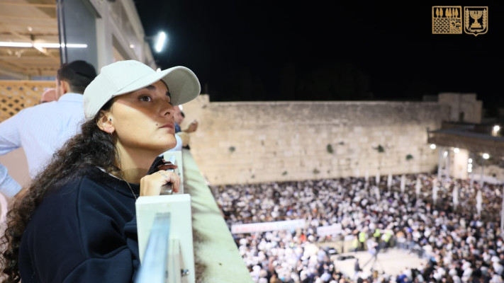 אמילי דמארי בתפילת סליחות בכותל המערבי