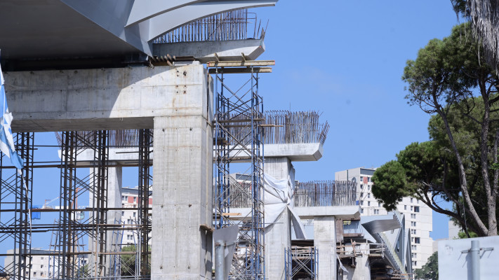 עבודות על הגשר שיונף מעל שדרות רוקח בתל אביב