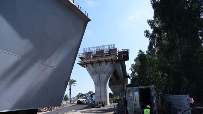 עבודות על הגשר שיונף מעל שדרות רוקח בתל אביב