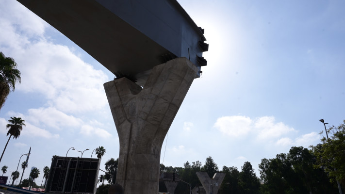 עבודות על הגשר שיונף מעל שדרות רוקח בתל אביב