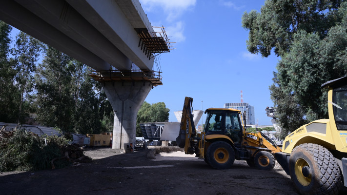 עבודות על הגשר שיונף מעל שדרות רוקח בתל אביב