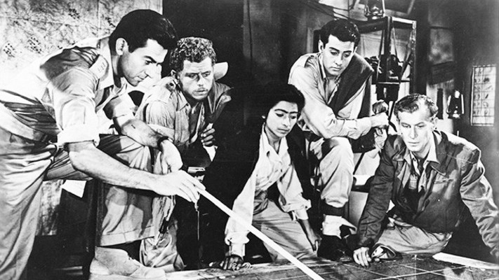 אריק לביא בסרט ''גבעה 24 אינה עונה'' מ-1955