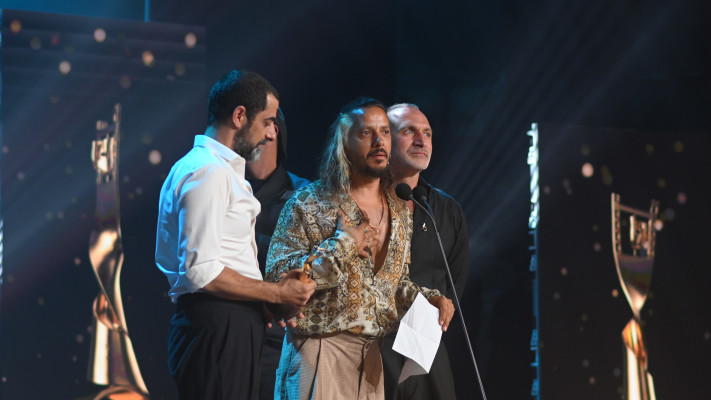 שלישיית מה קשור זוכים בפרס הוקרה בטקס על הישגיו המסחריים של ''לשחרר את שולי סאן''
