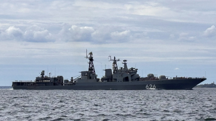 ספינת מלחמה רוסית שטה במצר ''החגורה הגדולה'' בדנמרק, אוגוסט 2025