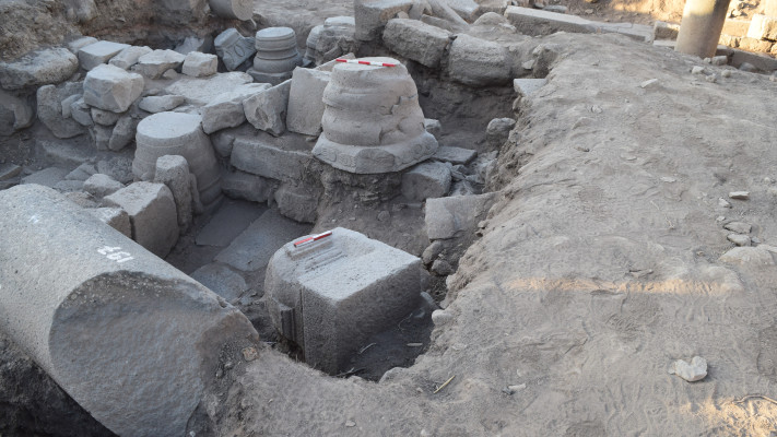 פריטים שהתגלו בחפירה של בית הכנסת בשמורת יהודייה