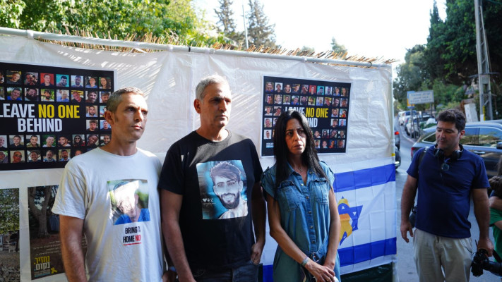 משפחות החטופים בסוכה מול מעון רה''מ