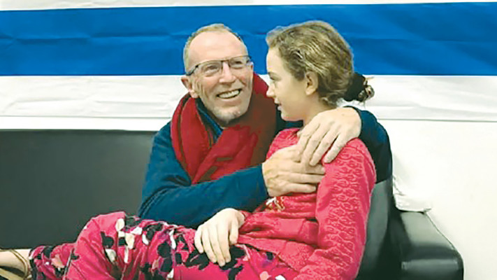 המפגש הראשוני בין אמילי הנד לאביה