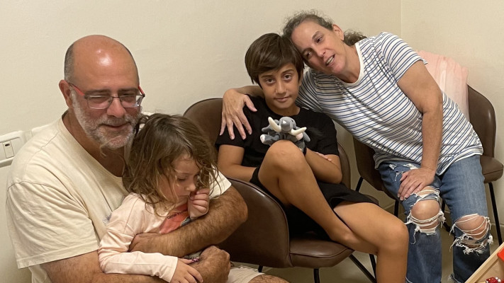 איילת חכים עם משפחתה בממ''ד, בשבעה באוקטובר