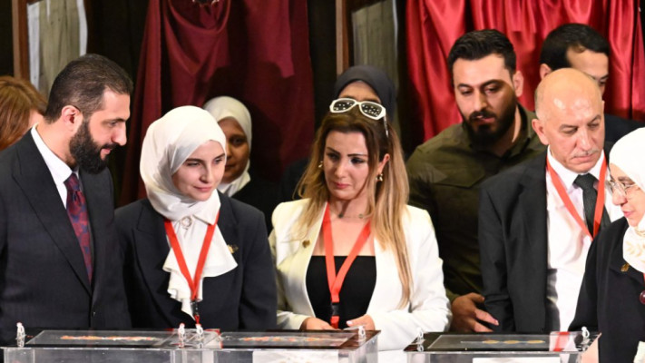 נשיא סוריה אחמד א-שרע מבקר קלפי במהלך בחירות במדינה