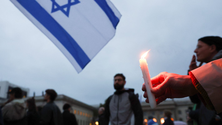 נר זיכרון לזכר הנרצחים בשבעה באוקטובר בעצרת בברלין