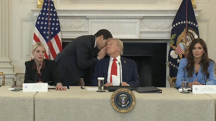 טראמפ מקבל את ההודעה על התקדמות המו''מ (צילום: הבית הלבן)