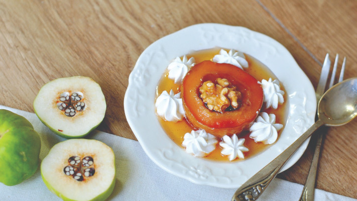 חבושים ממולאים באגוזים עם רוטב קינמון