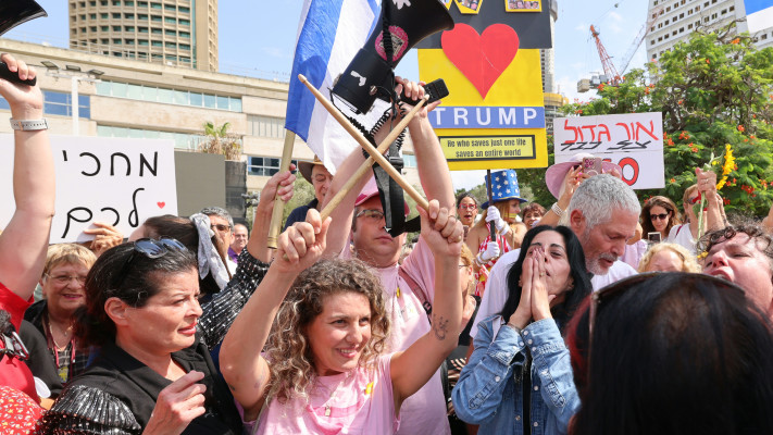 כיכר החטופים, אתמול. ישראלים אחים אנחנו