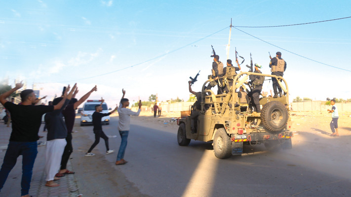 מחבלי חמאס ופלסטינים מהרצועה חוגגים עם ג'יפ של צה''ל