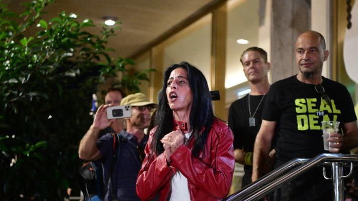 עינב צנגאוקר בכיכר החטופים