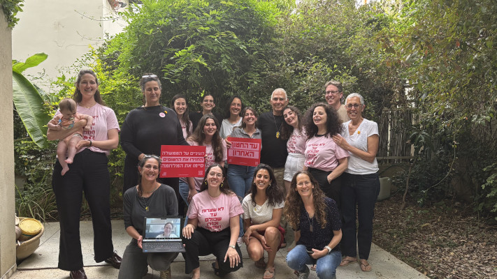 מתנדבות מחאת הנשים להחזרת החטופים בפגישה עם שורד השבי גדי מוזס