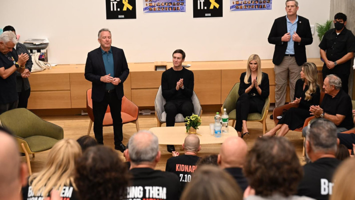 סטיב וויטקוף, ג'ארד קושנר, איוונקה טראמפ ומשפחות החטופים