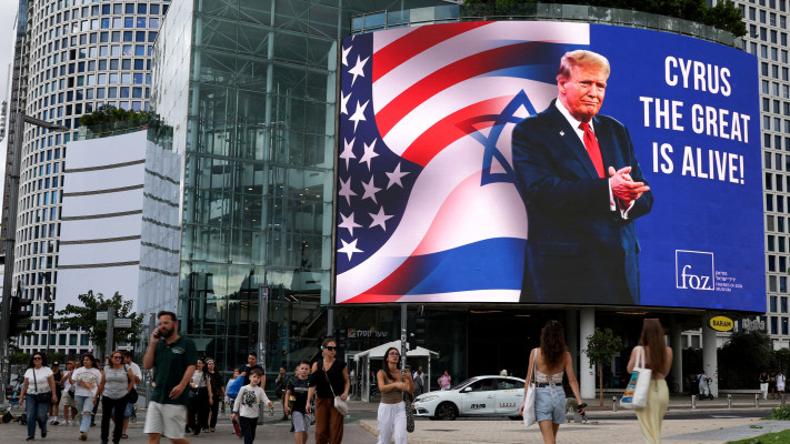 הנשיא טראמפ במסכים של קניון עזריאלי