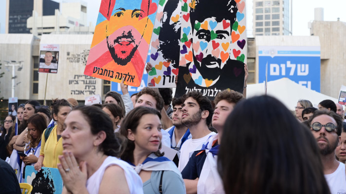 ממתינים לשחרור החטופים בכיכר החטופים