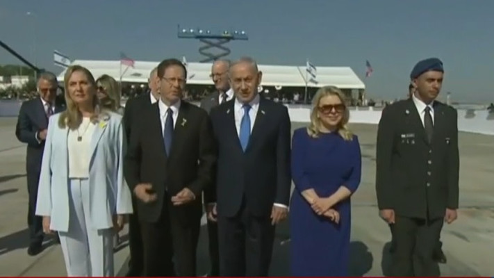 מימין לשמאל: שרה נתניהו, בנימין נתניהו, בוז׳י הרצוג, מיכל הרצוג (צילום: צילום מסך)