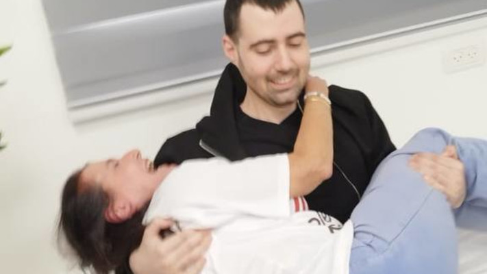 גיא גלבוע דלאל עם אמו (צילום: באדיבות המשפחה)