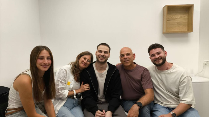 אלון אהל עם משפחתו