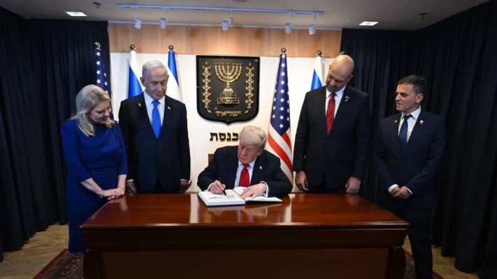 דונלד טראמפ כותב בספר האורחים בכנסת