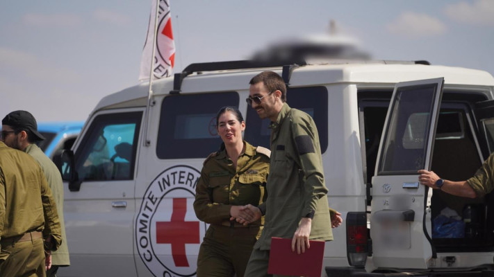 \'\'מטר וחצי של חיוך ועיניים טובות\'\'. אבינתן אור עם נציגי צה''ל