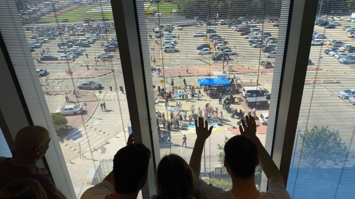 אלון אהל מנופף לחברים מתוך בית החולים