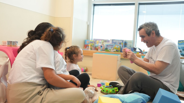 עמרי מירן עם אשתו ובנותיו