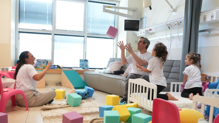 שורד השבי עמרי מירן עם אשתו ובנותיו (צילום: אלעד מלכה, לע''מ)